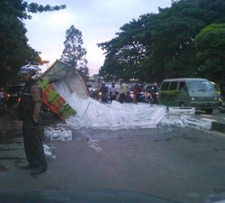 Truk Pengangkut Es Terguling di Depan Tangerang City Mall, Lalin Macet