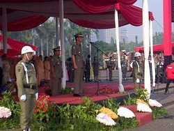 3 Pose Gagah Jokowi Berseragam Satpol PP