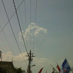 Ini Penampakan Asap Merapi dari Jalan Kaliurang KM 23
