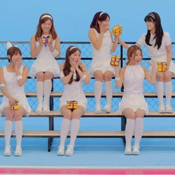 A Pink Cantik dengan Dress Putih untuk Teaser Mr. Chu