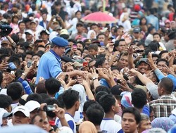 Saat SBY Dipanggul dan Dielu-elukan Ribuan Simpatisan PD di Lampung