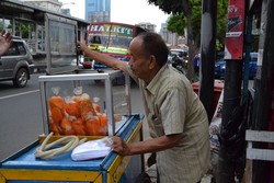 Kakek Ahmad Penjual Asinan Berharap Jokowi Bangkitkan Pertanian