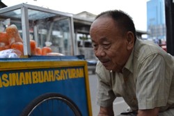 Manis Pedas Perjalanan Kakek Ahmad Berdagang Asinan Sejak Tahun 50an