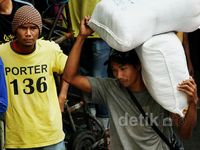 Kisah Pengangkut Barang di Pasar Tanah Abang