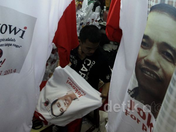 Kaos Jokowi Diburu Warga