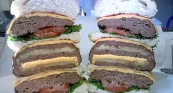 Berani Coba? Ulti-Meatum, Burger Dalam Burger dengan 10.000 Kalori!