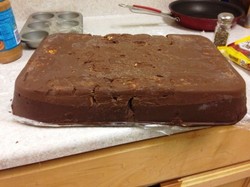 Wah, Snickers Raksasa Buatan Mahasiswa Ini Beratnya 10 Kilogram!