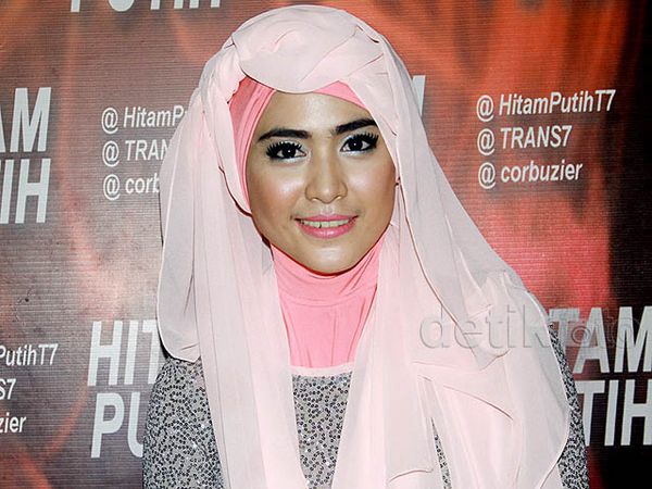 April Jasmine Manis Berhijab Pink