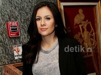 Tampil Santai dan Stylish ala Wulan Guritno