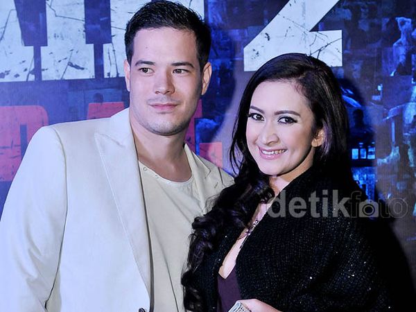 Serasinya Nafa Urbach dan Zack Lee