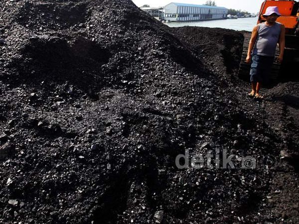 Timbunan Batu Bara di Pelabuhan Tanjung Priok