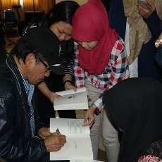 Setelah Jakarta, Ishadi SK Luncurkan Buku di Unair