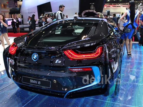 Sedan Balap Hybrid BMW i8