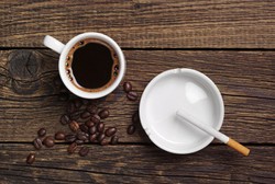 Ngopi Lebih Nikmat Sambil Merokok? Ini Jawaban Ilmiahnya