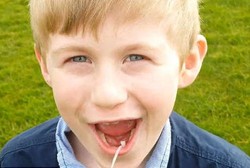 Wah, Pria Ini Cabut Gigi Susu Putranya dengan Bantuan Helikopter Mainan