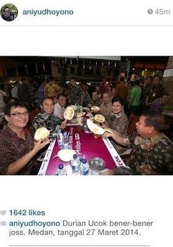 Bu Ani dan Durian di Instagramnya