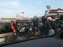 Ada Polisi Razia di Busway di MT Haryono, Pemotor ini Ramai-ramai Kabur