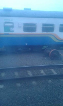 Kereta Fajar Utama Jurusan Semarang Anjlok di Karawang