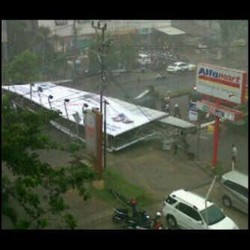 Billboard di Palembang Roboh Tutupi 2 Jalur Jalan Raya