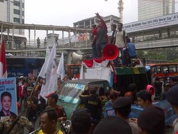Ada Demo Sampai Tutup Jalan di Depan Bawaslu, Ruas Thamrin Macet