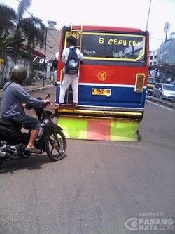 Nekat! Siswa SMP ini Gelantungan di Belakang Metromini di Jl Fatmawati