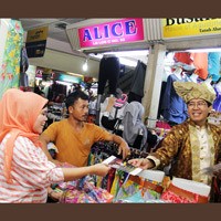 Jelang Pertunjukan Siti Nurbaya, Denny Malik Blusukan ke Tanah Abang