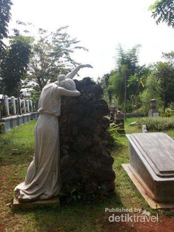 Soe Hok Gie & Patung Wanita Menangis di Museum Taman Prasasti