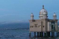 Palu Punya Masjid Terapung dengan Kubah 7 Warna