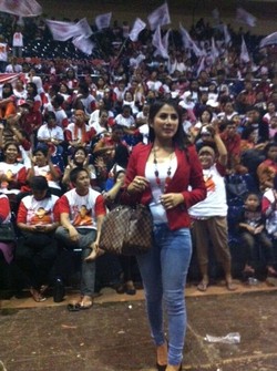 Ini Gaya Caleg Seksi Destiara Saat Kampanye Akbar PKPI