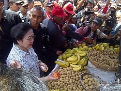 Blusukan di Pasar 16 Ilir, Mega Tanya Buah Impor ke Pedagang