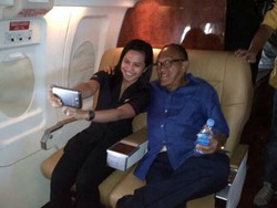 Lucunya Selfie Bos Golkar di Atas Ketinggian 21 Ribu Kaki