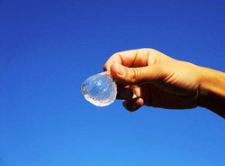 Lentur dan Ramah Lingkungan, Ooho Jadi Alternatif Botol Plastik Air Minum Masa Depan