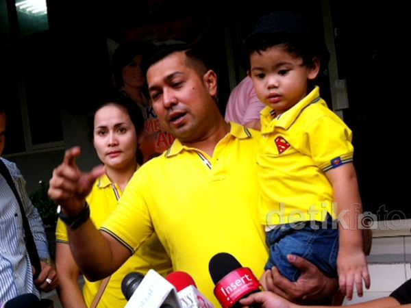 Suami Regina Gandeng Perempuan Lain