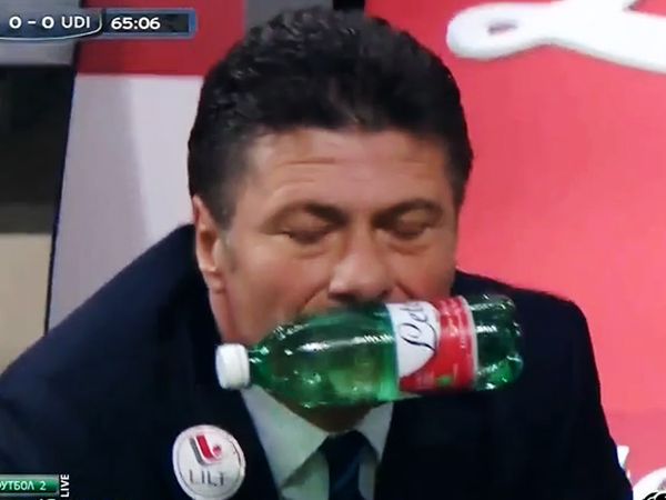 Inter Imbang, Mazzarri Gigit Botol