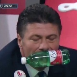 Saking Gemasnya dengan Inter, Mazzarri pun Gigit Botol