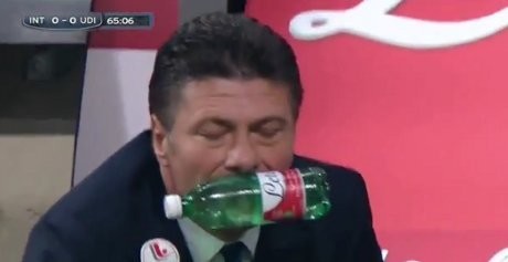 Saking Gemasnya dengan Inter, Mazzarri pun Gigit Botol