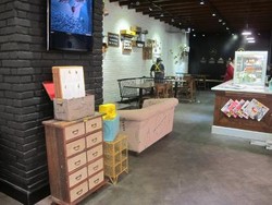 Blacklisted, Resto Mungil dengan Nuansa Rustic Kontemporer