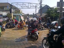 Perumahan di Bekasi Masih Kebanjiran Saat Panas Terik Menyengat