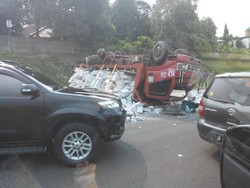 Truk Angkut Bata Terbalik di Tol BSD Arah JORR, Muatan Tumpah di Jalan