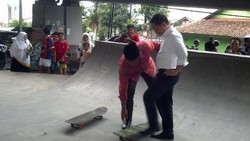 Ketika Ridwan Kamil Ajari Anis Matta Main Skateboard di Taman Jomblo