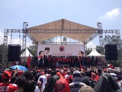 Bergaya ala Sunda, Jokowi Yakin PDIP Menang di Jabar