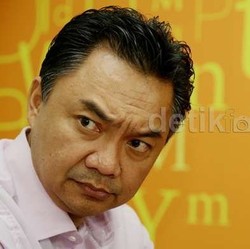 Tingkatkan Popularitas, Dino Patti Blusukan ke Pasar Ceplak Garut