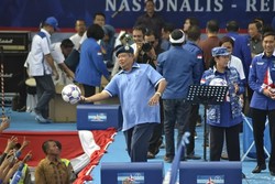 Kampanye di Semarang, SBY Bernyanyi dan Bagikan Bola ke Simpatisan