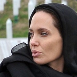 Angelina Jolie Menangis Saat Kampanye Anti Kekerasan Seksual di Bosnia