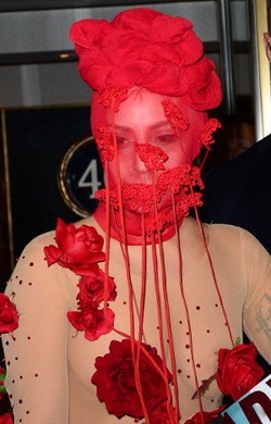 Di Hari Ulang Tahunnya, Lady Gaga Muncul dengan Jumpsuit Tipis Senada Kulit