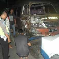 Ugal-ugalan, Seorang Biker Tewas & Satu Kritis Tabrakan dengan Travel