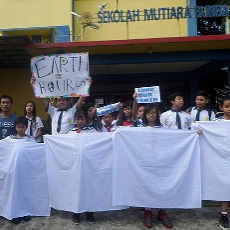 SD Yayasan Mutiara Bunda Kampanyekan Earth Hour ke Perumahan