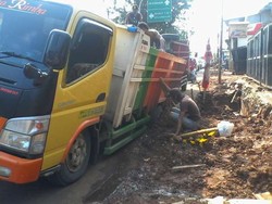 Truk Pasir Terperosok Galian Kabel di Cipayung Jaktim, Lalin Tersendat