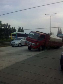 Truk Mogok di Tengah Jalan Tol JORR, Lalin Macet