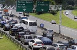 Tol Jagorawi Padat dari Pasar Rebo Sampai Puncak